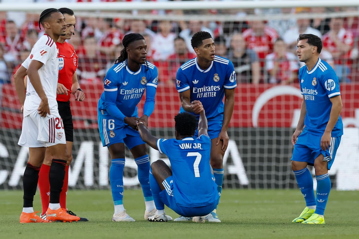 El delantero del Real Madrid Vinícius Jr. (abajo) durante el partido de la jornada 37 de LaLiga que Sevilla FC y Real Madrid. //Foto, EFE: José Manuel Vidal