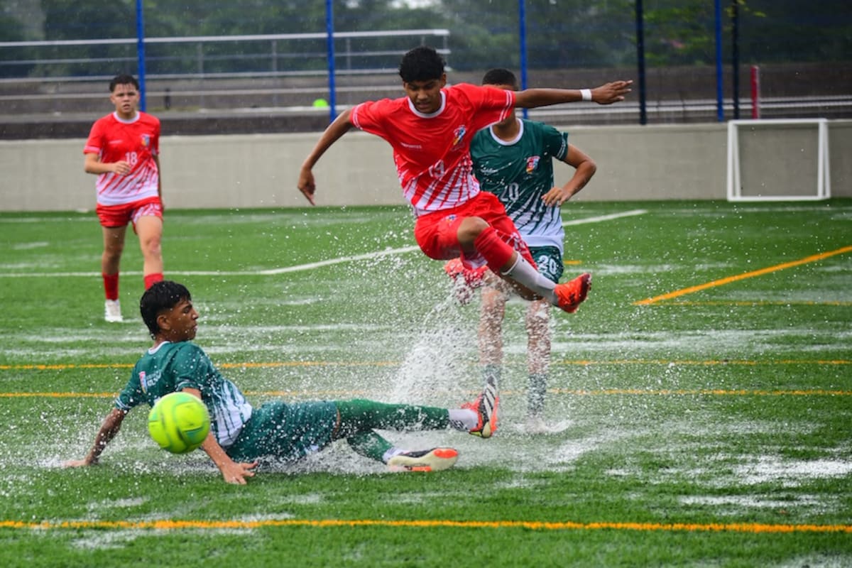 Golea Atlántico encendió la fiesta del fútbol juvenil en el Polideportivo de Polonuevo