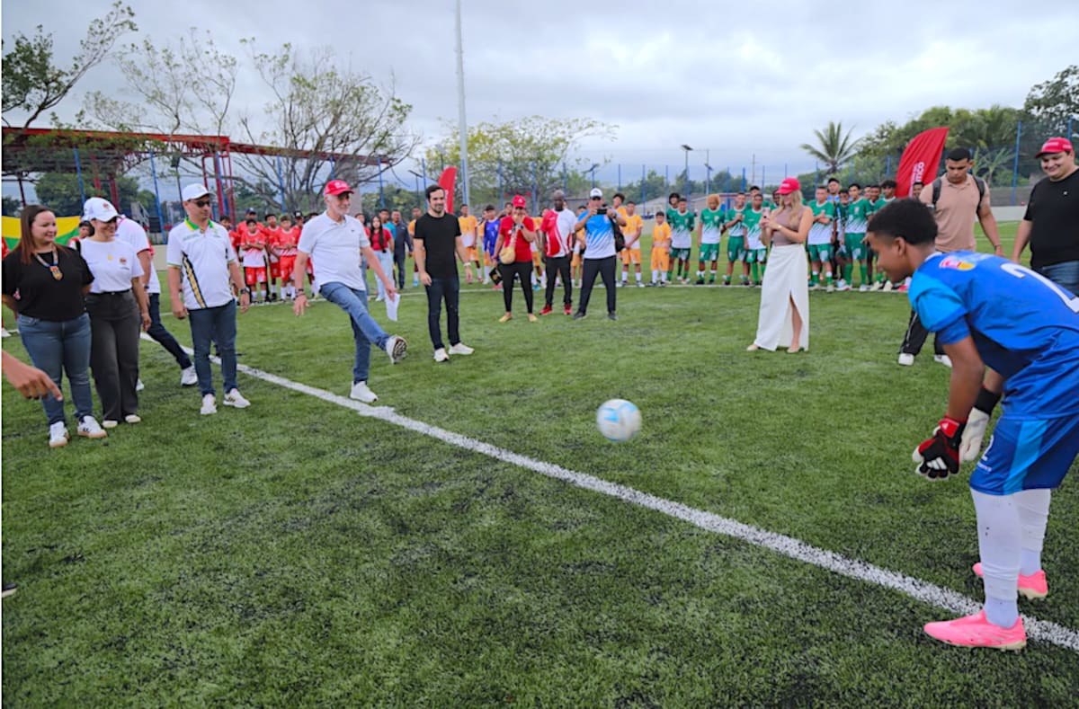 El gobernador del Atlántico, Eduardo Verano, dio el primer puntapié en la inauguración de la sexta edición del torneo Golea Atlántico que se inició este fin de semana en Polonuevo.//Cortesía DCGDA.
