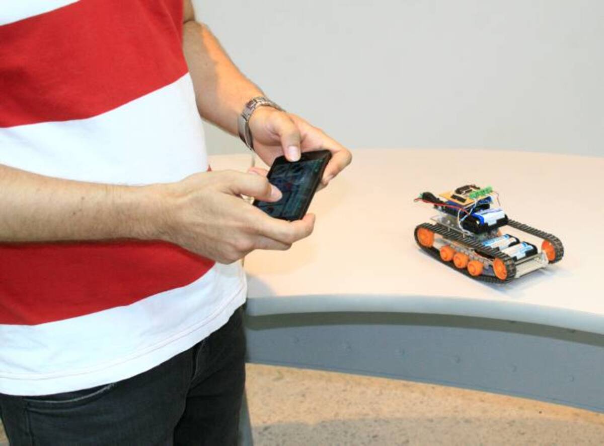 Diego Alejandro Gómez López, ha diseñado un pequeño vehículo robótico a través de herramientas de Software Libre como lo son Arduino y Android. Dagoberto Cabarcas - El Universal