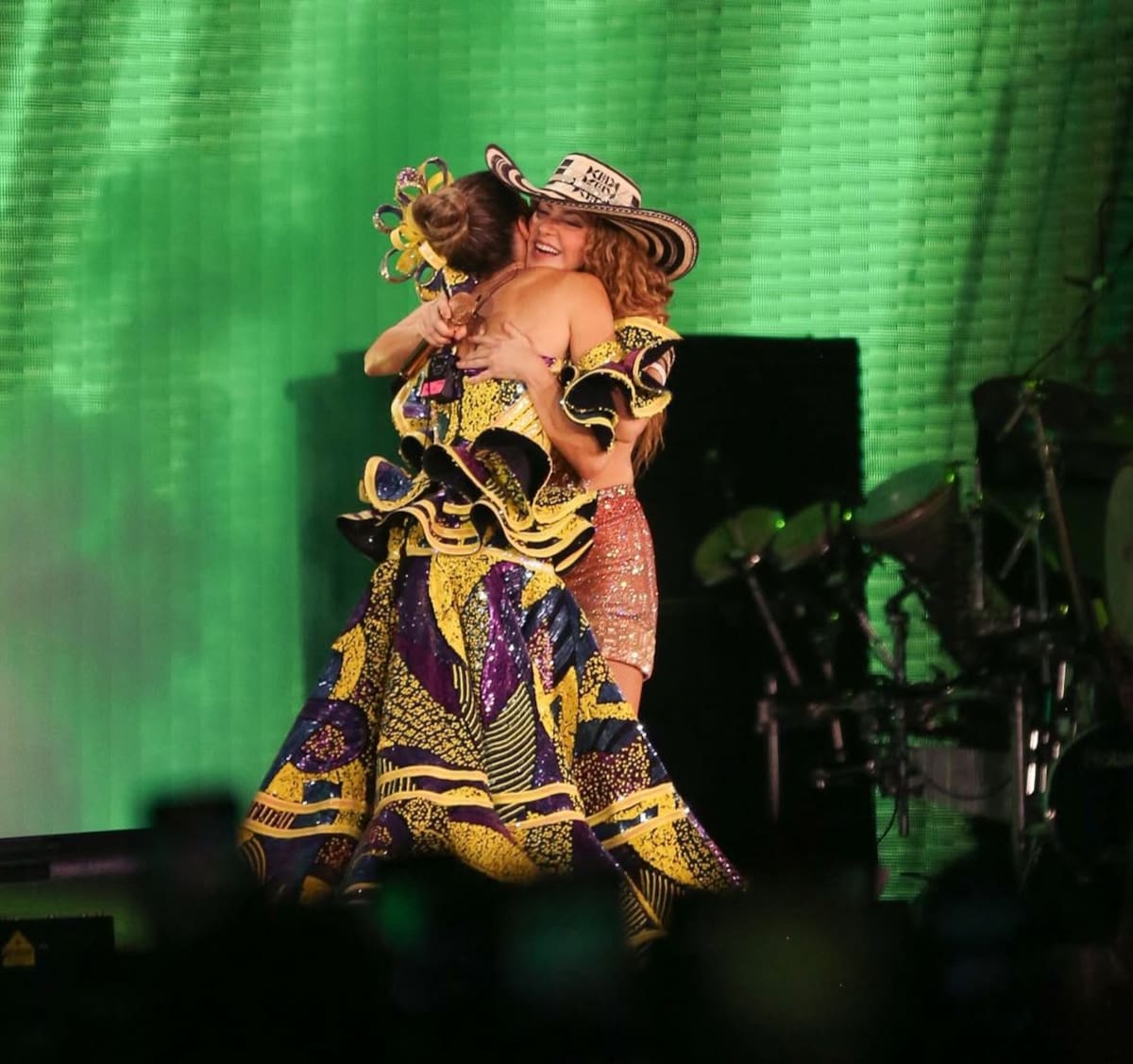 Con un fuerte abrazo, Shakira le dio la bienvenida al escenario a la Reina del Carnaval 2025 en su primer concierto en Barranquilla. //Foto: tomada de redes sociales.
