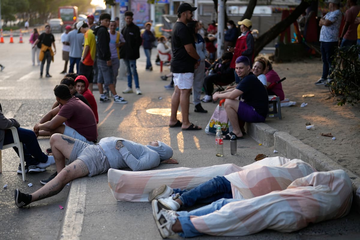 Los fans de Shakira acamparon fuera del estadio días antes de su concierto. //Foto: AP News.