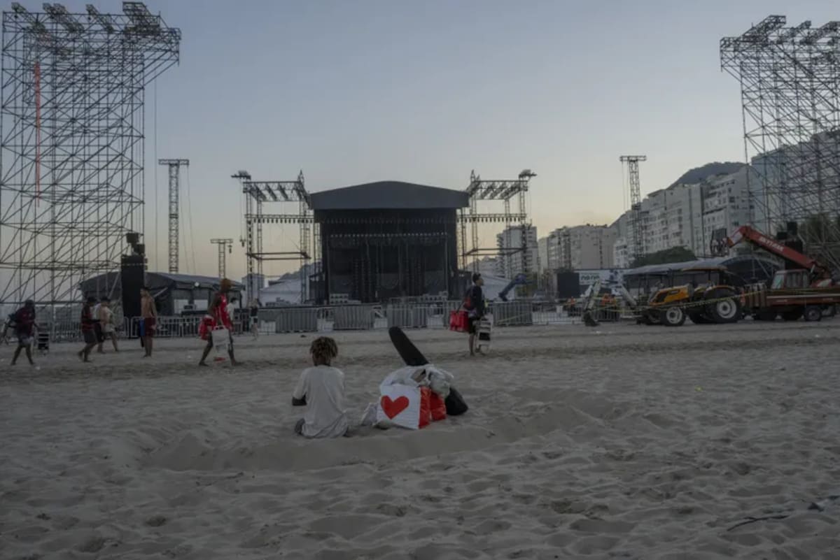 Montaje del concierto de Shakira en Río de Janeiro. //Foto: AFP.