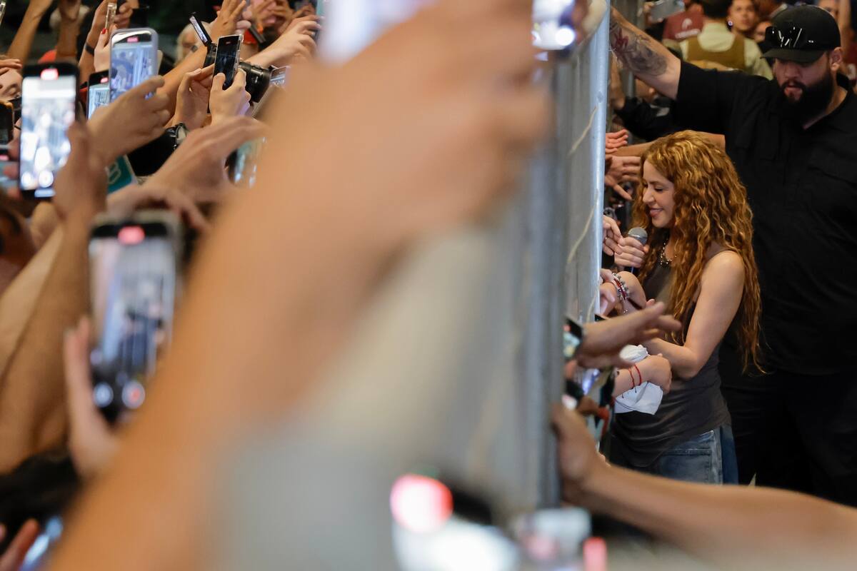 Shakira canta con sus seguidores frente al Hotel Mandarin, donde se alojaba tras la cancelación de sus dos conciertos en Chile, minutos antes de partir hacia el aeropuerto este lunes, en Santiago (Chile). //Foto: EFE