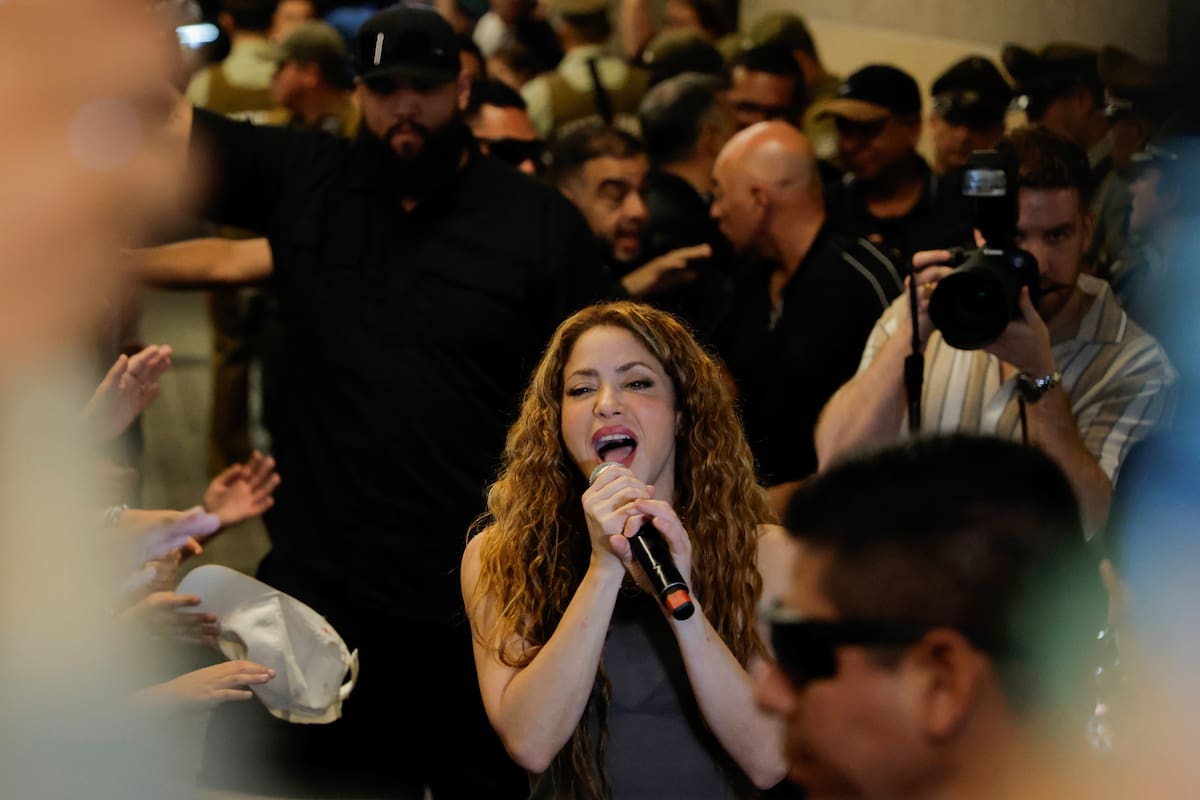 Shakira canta fuera del hotel tras cancelación de conciertos en Chile