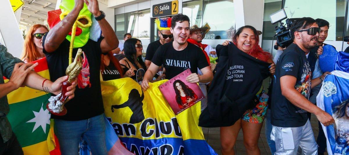 Fans barranquilleros de Shakira la esperaron en el Aeropuerto Internacional Ernesto Cortissoz. //Foto: tomada de X.