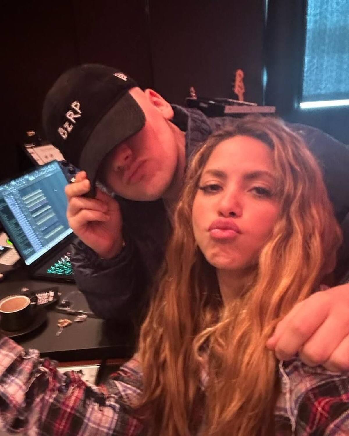 Shakira con Bizarrap en el estudio de grabación. //Foto: IG @shakira
