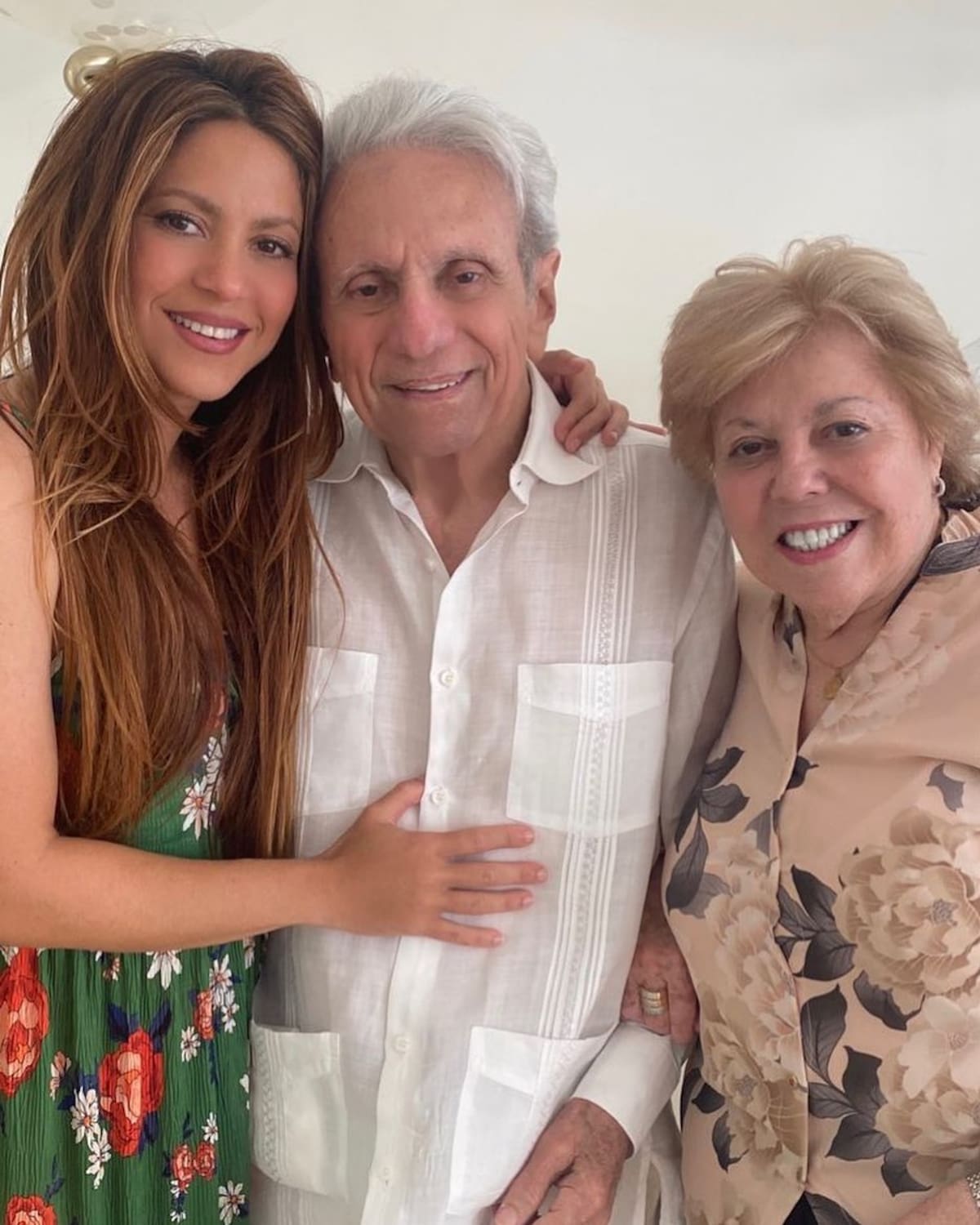 Shakira junto a sus padres. //Foto: @shakira