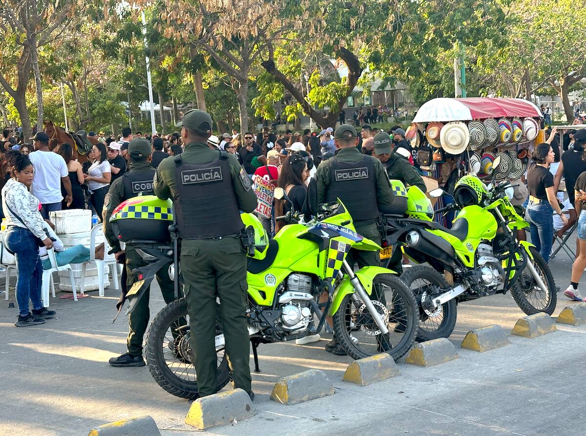 La Policía Metropolitana de Barranquilla ha sido fundamental para mantener el orden de las personas que quieren entra al concierto de Shakira con su tour mundial Las Mujeres Ya No Lloran.//El Universal.