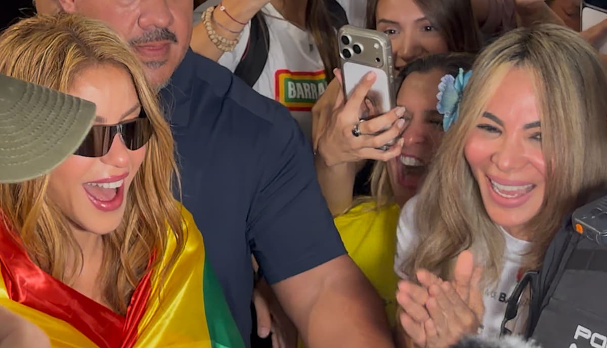 Ana María Aljure, gerente de Ciudad (der.), junto a Shakira, durante el arribo de la delegación del Carnaval de Barranquilla que se presentarán al final de los conciertos de la cantante barranquillera en Madrid.//Cortesía Alcaldía de Barranquilla.