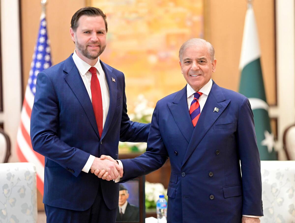 El vicepresidente de Estados Unidos, JD Vance (i), estrecha la mano al primer ministro de Pakistán, Shehbaz Sharif (d), durante su reunión de este domingo en Islamabad, Pakistán. EFE.
