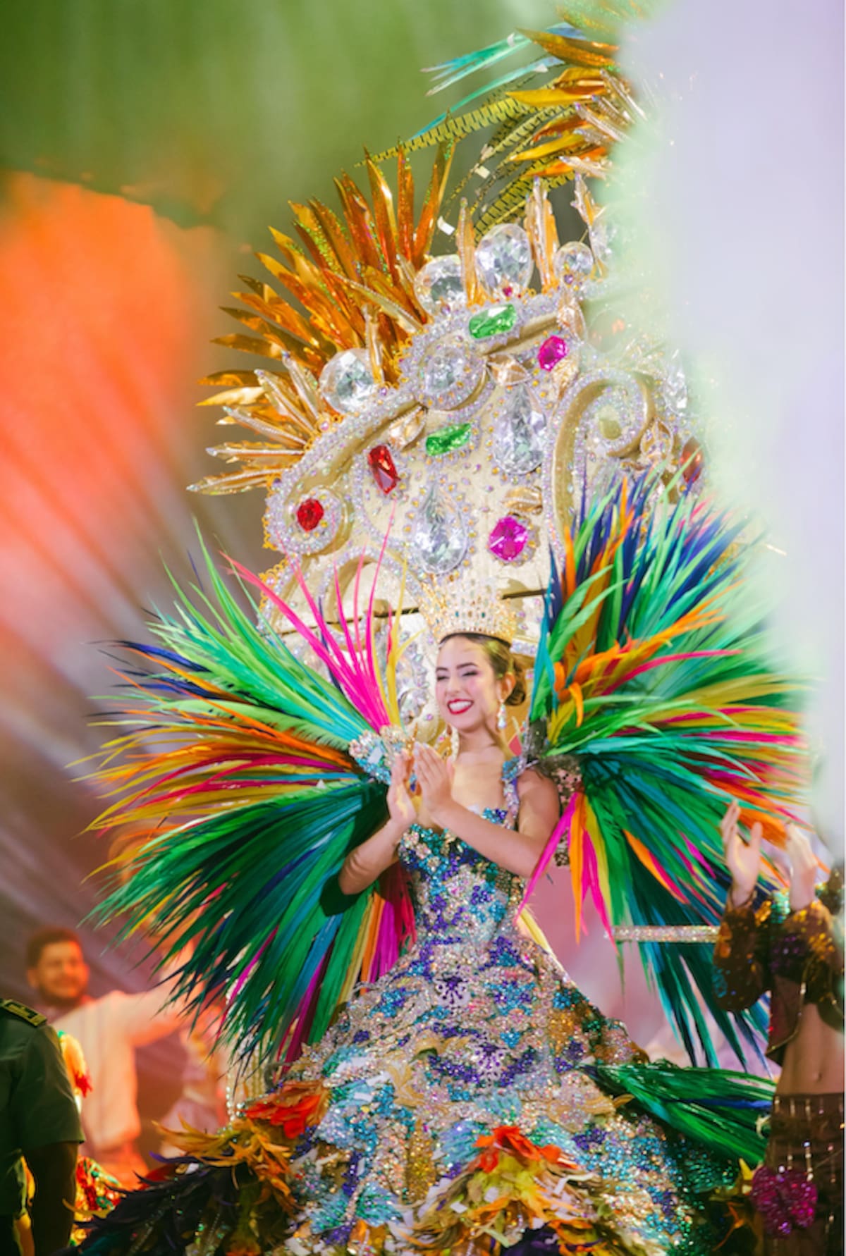 Sharon Hurtado, reina del Carnaval de la 44 de Barranquilla, lució una creación de Alfredo Barraza titulada Carnaval de Mil Colores..//Cortesía Carnaval de la 44.
