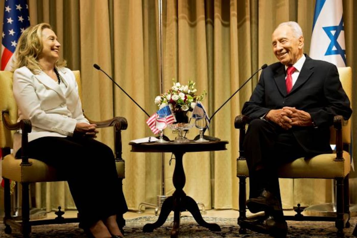 La secretaria de Estado de EE.UU. Hillary Clinton, se reunió con el presidente israelí Shimon Peres durante su visita a Jerusalén. AP Brendan Smialowski