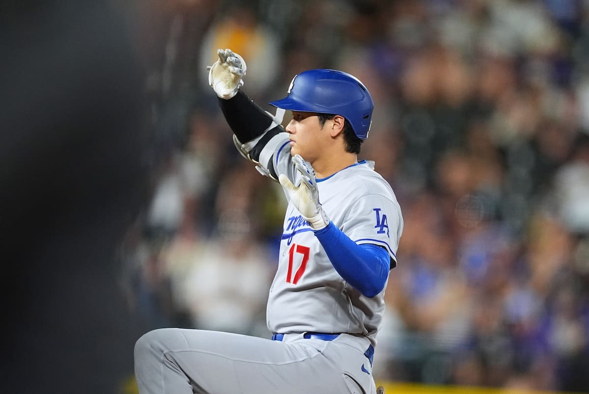 Shohei Ohtani, de los Dodgers de Los Ángeles, hace un gesto hacia el dugout tras llegar a segunda base con un doble ante el relevista de los Rockies de Colorado, TJ Shook, en la octava entrada. //Foto, AP: David Zalubowski