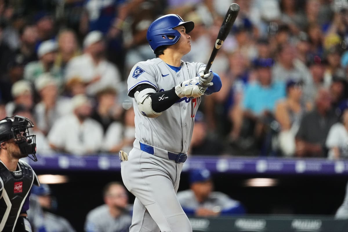 Shohei Ohtani, de los Dodgers de Los Ángeles, observa su jonrón solitario ante el lanzador abridor de los Rockies de Colorado, Tomoyuki Sugano, en la quinta entrada de un partido de béisbol. //Foto, AP: David Zalubowski