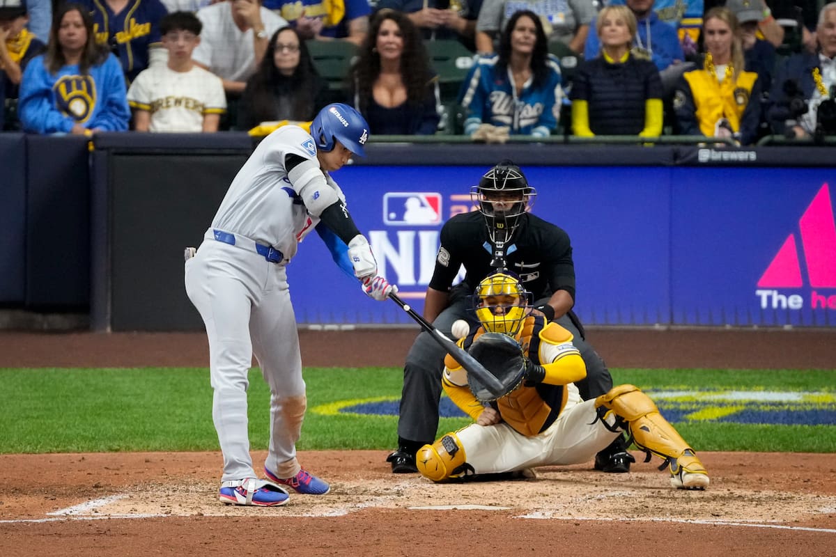 El bateador designado de los Dodgers de Los Ángeles, Shohei Ohtani, completa el movimiento de su swing tras conectar un hit durante la sexta entrada del primer partido de la Serie de Campeonato de la Liga Nacional de béisbol entre los Cerveceros de Milwaukee y los Dodgers de Los Ángeles. //Foto, AP: Kyla Wolf