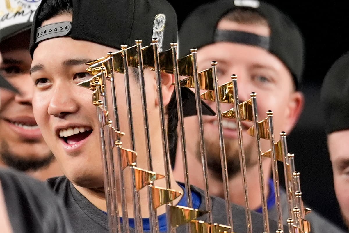 La lesión ocurrió cuando Ohtani, en un intento de robo, se deslizó en segunda base, provocando una dislocación del hombro con el que no lanza. //AP
