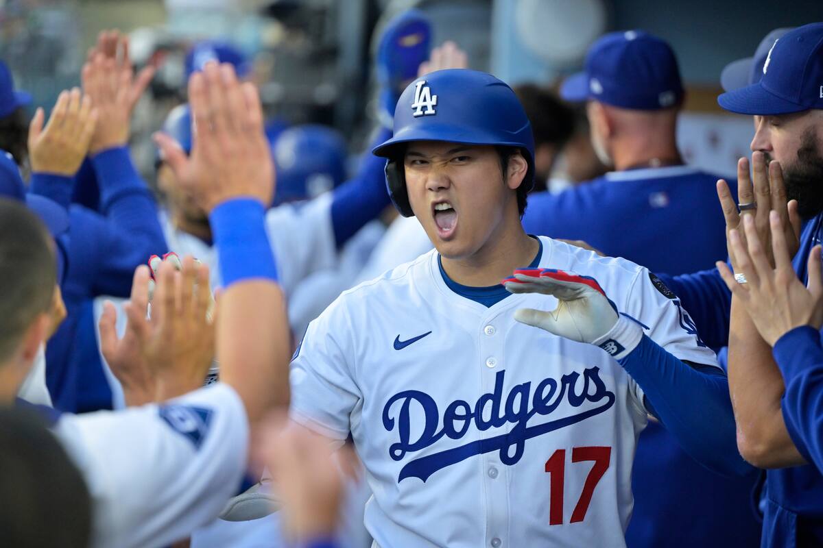 Shohei Ohtani (17), de los Dodgers de Los Ángeles, es felicitado por sus compañeros de equipo después de batear un cuadrangular de dos carreras. //Foto, AP: Jayne Kamin-Oncea