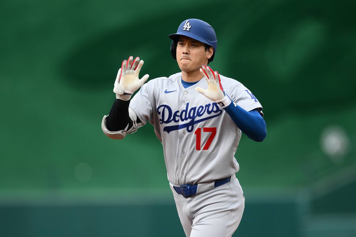 Shohei Ohtani, de los Dodgers de Los Ángeles, celebra un jonrón mientras recorre las bases durante la tercera entrada de un partido de béisbol contra los Nacionales de Washington. //Foto, AP: Nick Wass