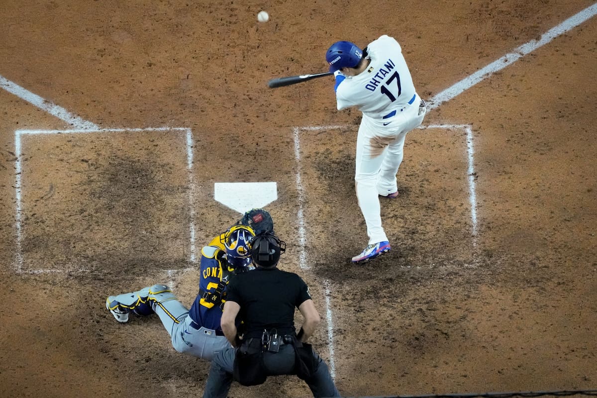 El bateador designado de los Dodgers de Los Ángeles, Shohei Ohtani, completa el movimiento de su swing tras conectar un hit durante la octava entrada del tercer partido de la Serie de Campeonato de la Liga Nacional de béisbol entre los Cerveceros de Milwaukee y los Dodgers de Los Ángeles. //Foto, AP: Ashley Landis