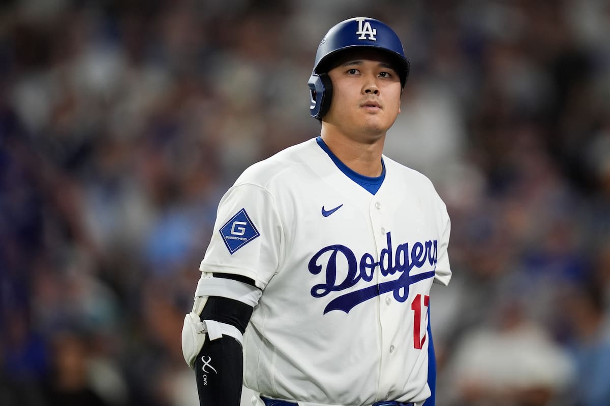 El bateador designado de los Dodgers de Los Ángeles, Shohei Ohtani, camina hacia el banquillo tras ser ponchado durante la séptima entrada del cuarto partido de la Serie de Campeonato de la Liga Nacional de béisbol entre los Cerveceros de Milwaukee y los Dodgers de Los Ángeles. //Foto, AP: Gregory Bull