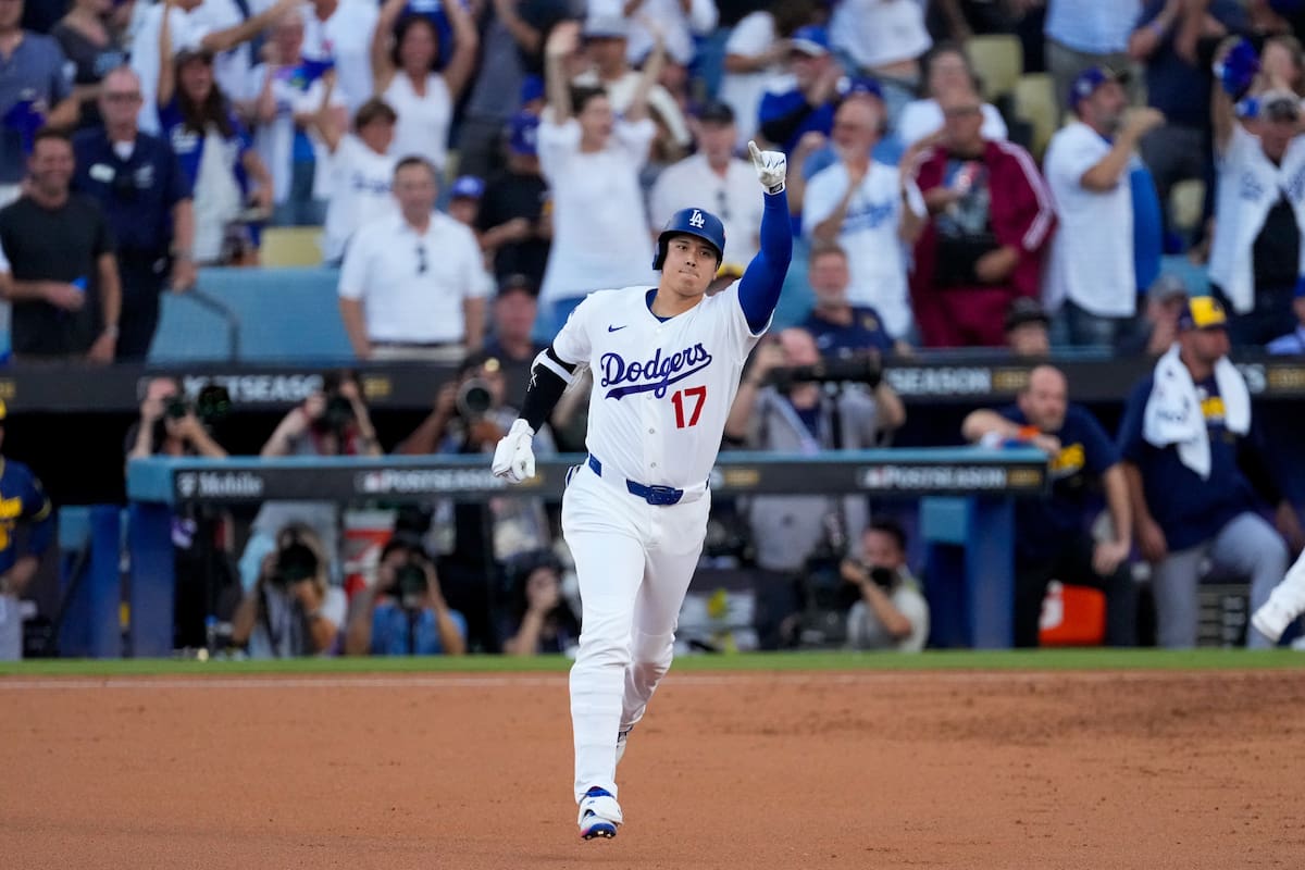 El bateador designado de los Dodgers de Los Ángeles, Shohei Ohtani, celebra su jonrón de tres carreras durante la segunda entrada del cuarto partido de la Serie de Campeonato de la Liga Nacional de béisbol entre los Cerveceros de Milwaukee y los Dodgers de Los Ángeles. //Foto, AP: Mark J. Terrill