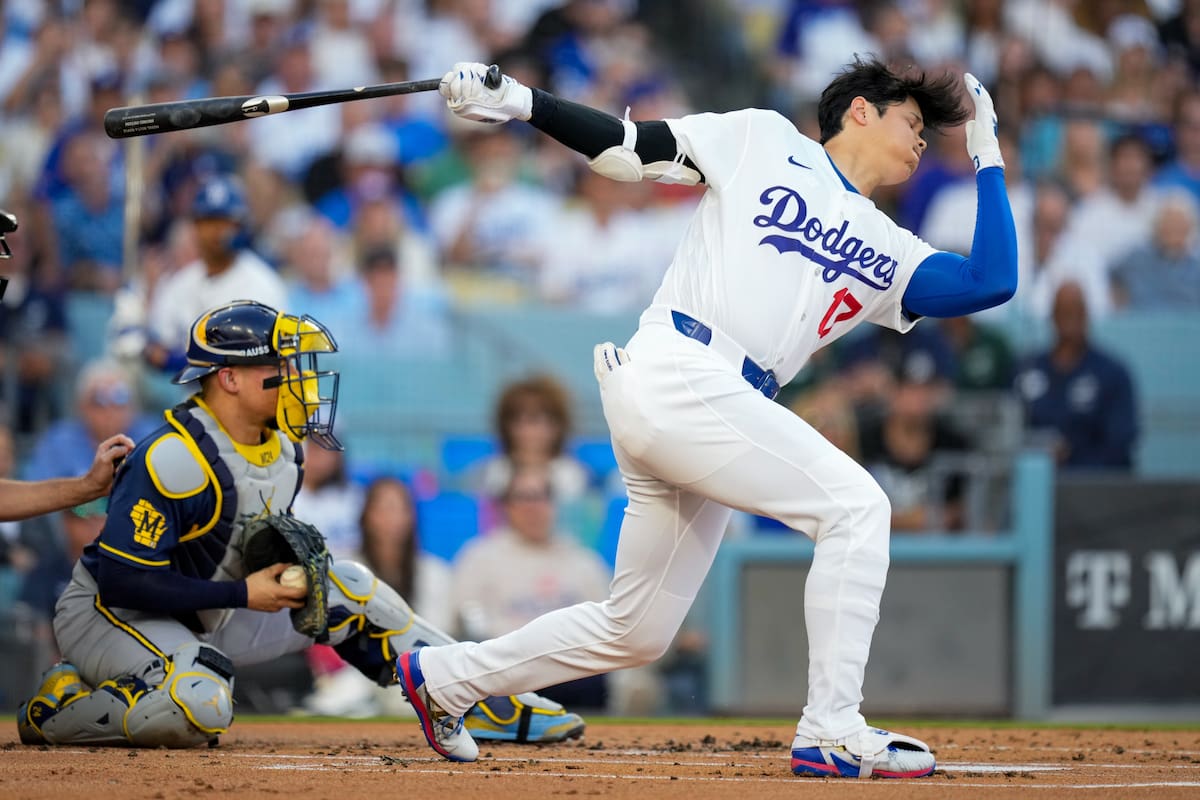 El bateador designado de los Dodgers de Los Ángeles, Shohei Ohtani, se poncha mientras el receptor de los Cerveceros de Milwaukee, William Contreras, atrapa la pelota durante la primera entrada del cuarto partido de la Serie de Campeonato de la Liga Nacional de béisbol entre los Cerveceros de Milwaukee y los Dodgers de Los Ángeles. //Foto, AP: Ashley Landis
