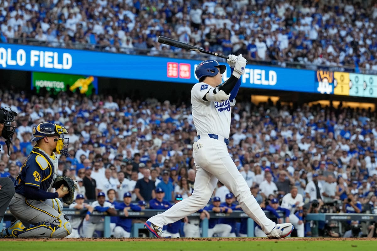 El bateador designado de los Dodgers de Los Ángeles, Shohei Ohtani, observa cómo su jonrón de tres carreras emprende el vuelo durante la segunda entrada del cuarto partido de la Serie de Campeonato de la Liga Nacional de béisbol, disputado entre los Cerveceros de Milwaukee y los Dodgers de Los Ángeles. //Foto, AP: Ashley Landis