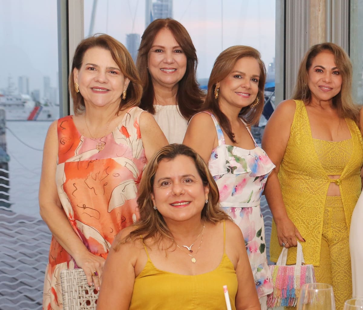 De pie: Anabella Lemaitre, Mónica Espinosa, María Eugenia Delgado y Bertha Iglesias. Sentada: Patricia Visbal.