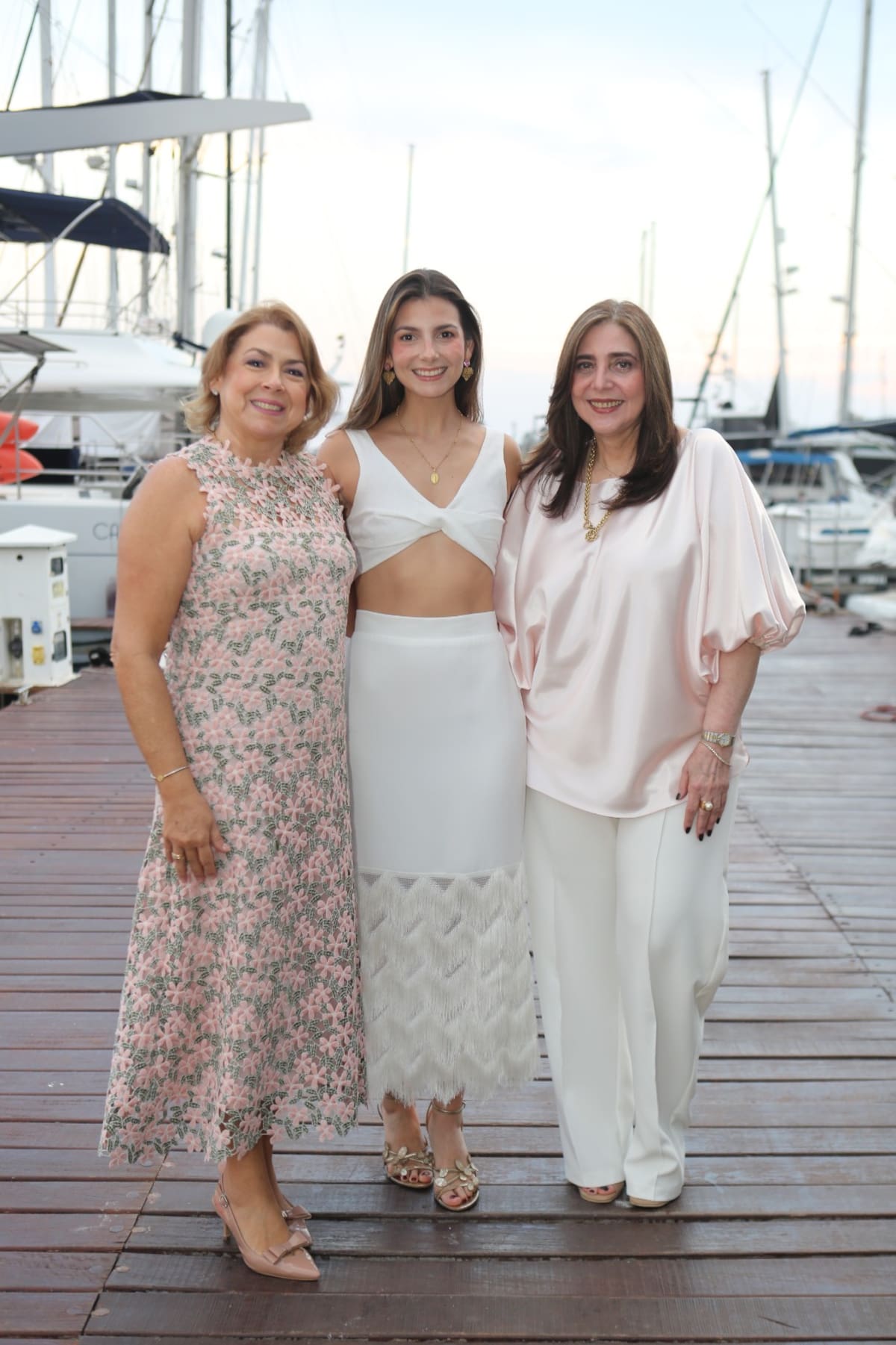 María Virginia Martínez, la novia Adriana Margarita Mejía Martínez, y Marta Meneses de Amasthan.