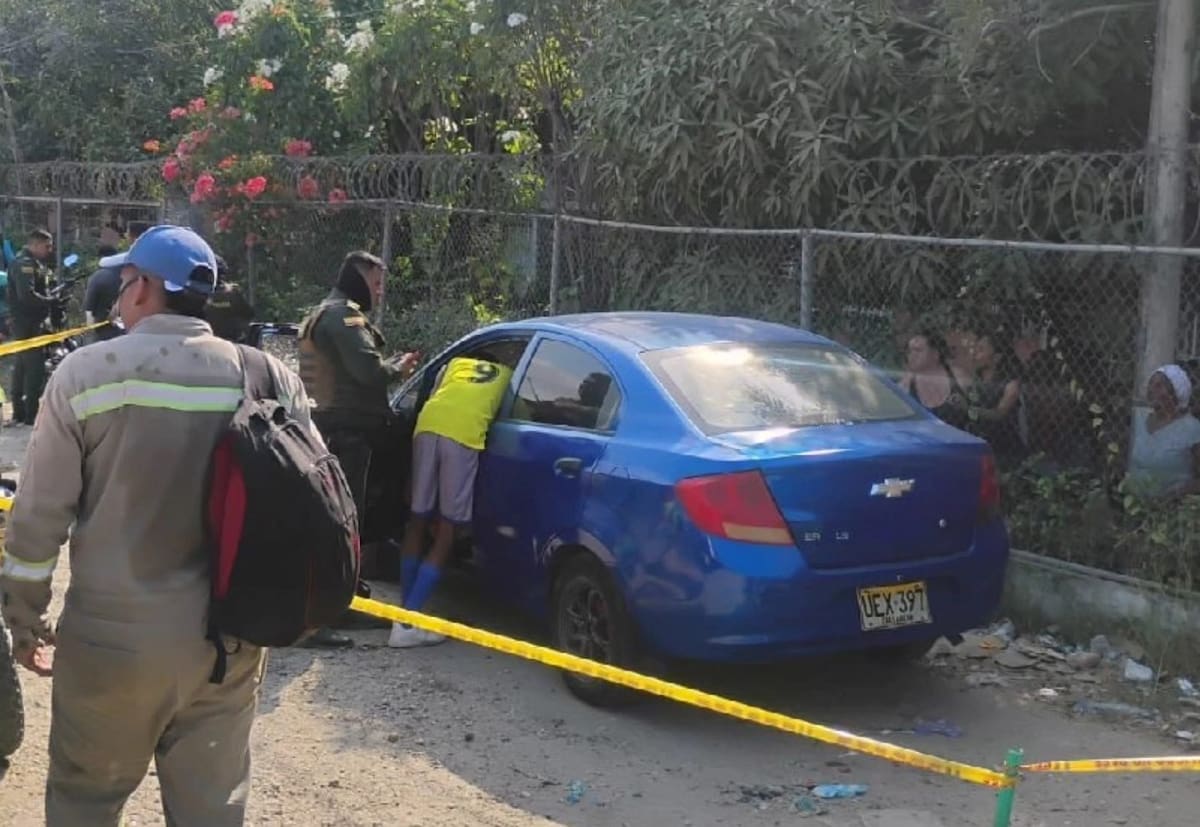 El atentado ocurrió en la tarde de este viernes 21 de febrero. La víctima iba conduciendo un auto marca Chevrolet, de color azul.