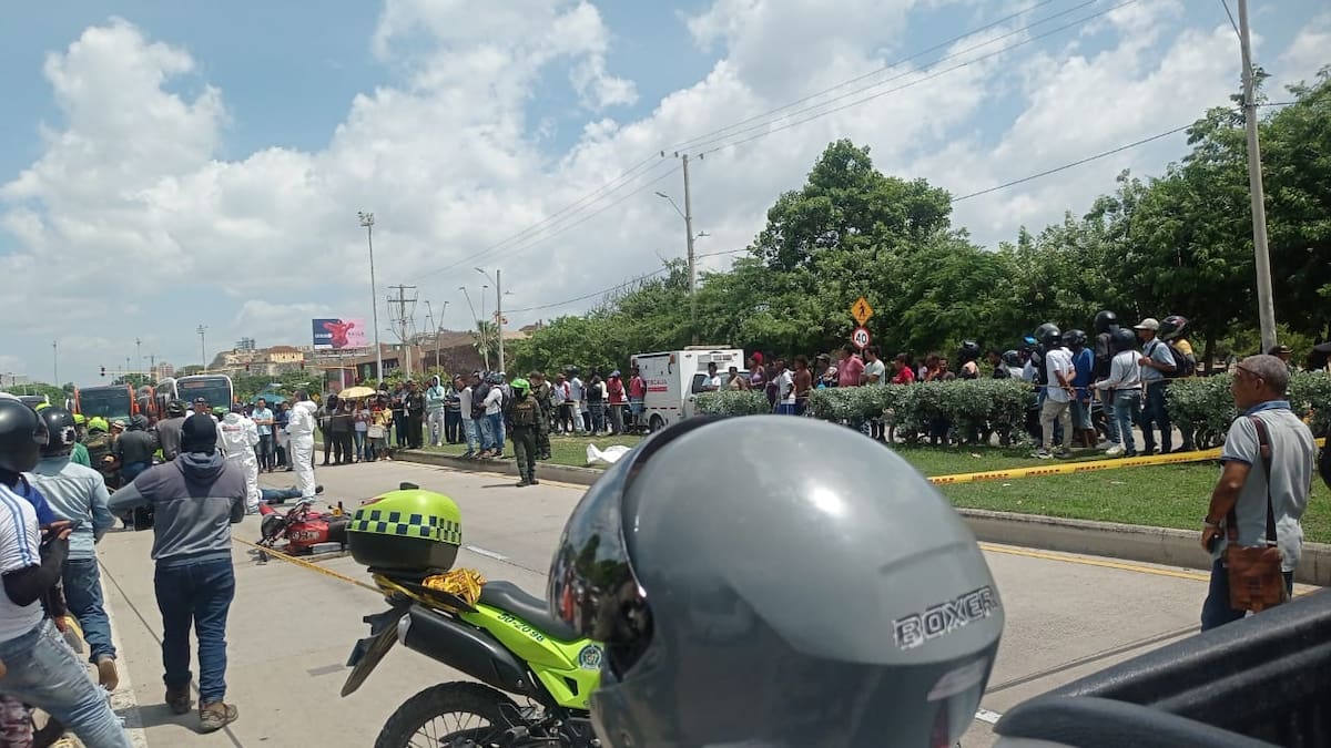 A esta hora la Policía acordona esta principal vía de acceso al Centro Histórico de Cartagena para que los funcionarios del CTI de la Fiscalía realicen la inspección judicial al cuerpo.
