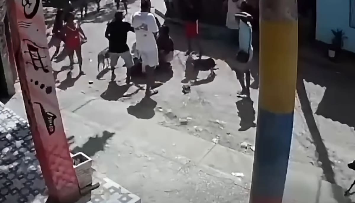 Sicarios en moto asesinaron a un hombre al mediodía de este viernes, 17 de julio, en el barrio El Zapatero, de Cartagena. Tal parece que a la víctima la conocían como 'Pancho Villa'. //FOTO CAPTURA DE VIDEO.