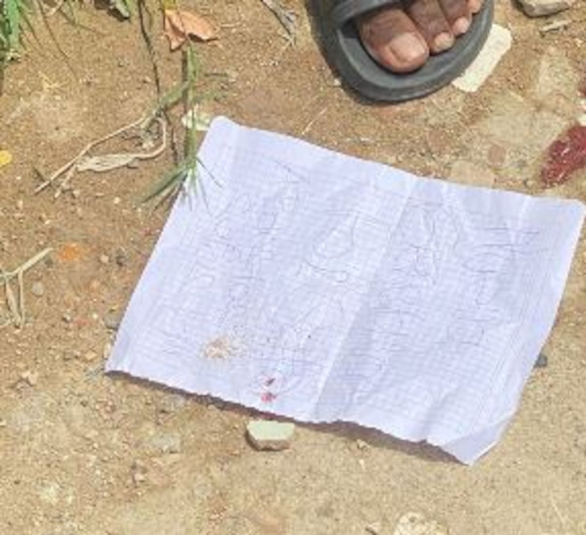 Sicariato en La Perimetral. A la víctima le dejaron un panfleto. Foto suministrada por testigos en el sitio.