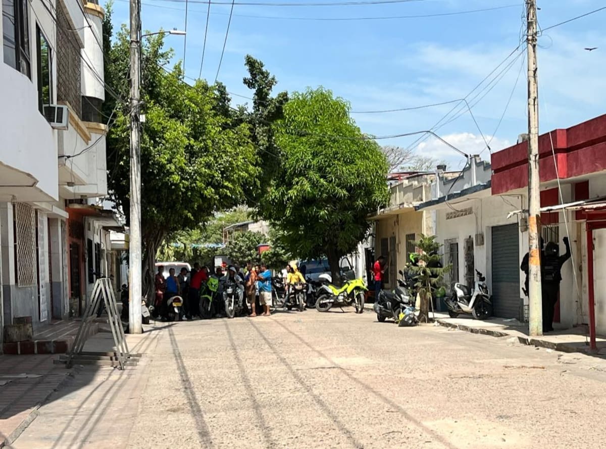 Tres víctimas, entre ellas una niña de 13 años, dejó un ataque a bala perpetrado por sicarios en moto en la calle Medellín, casco urbano del municipio de Magangué.