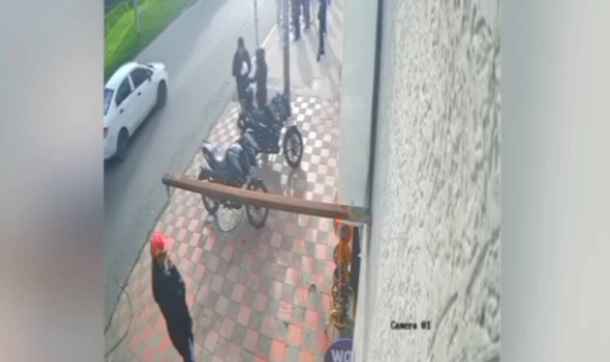 El sicario que atentó contra Miguel Uribe se comunicaba por un celular blanco, el cual aún no ha sido hallado por las autoridades. // Captura de video.