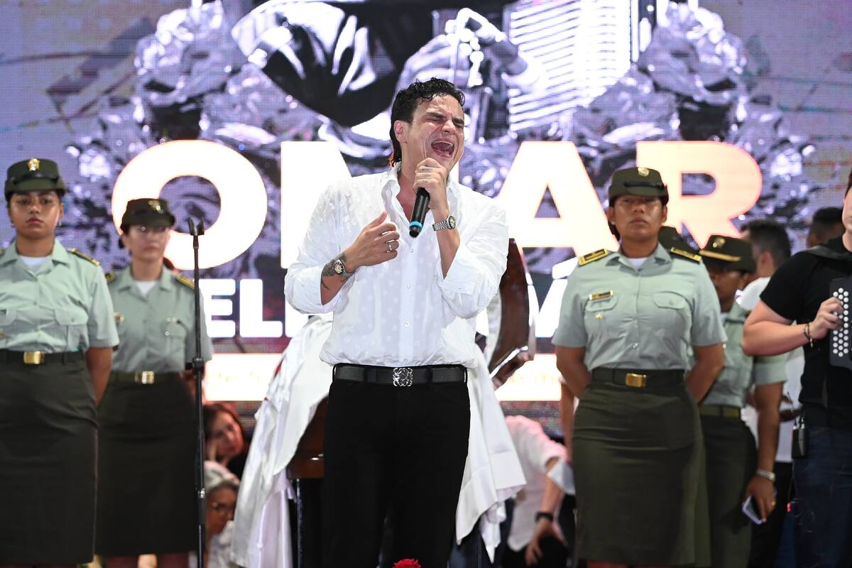 Silvestre Dangond entonó al canción 'A blanco y negro' de la autoría de Omar Geles. //Foto: Colprensa.