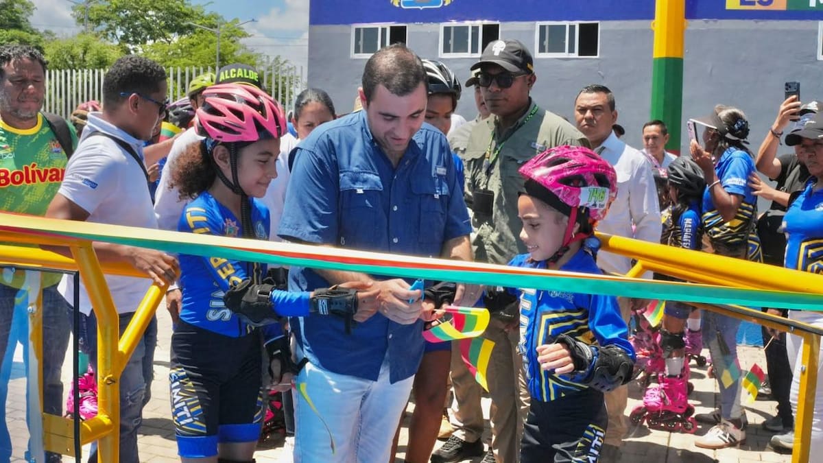 El gobernador de Bolívar, Yamil Arana Padauí, lideró la entrega de la nueva pista de patinaje en Simití. // Foto: Cortesía - Gobernación de Bolívar.