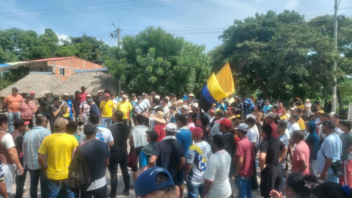 Habitantes de Simití bloquea sus vías y exige soluciones a la crisis energética. // Foto: cortesía.