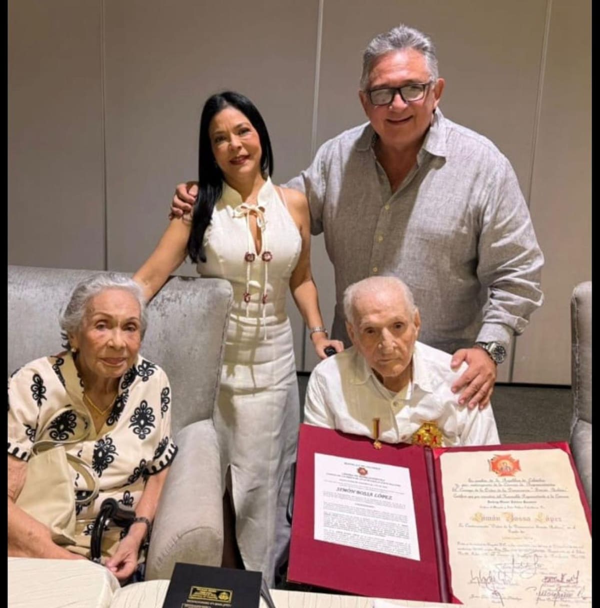 El homenaje a Simón Bossa López también incluyó un emotivo reconocimiento a su esposa, Leonor Castillo, como compañera de vida y apoyo fundamental en su trayectoria. // Foto: Cortesía.