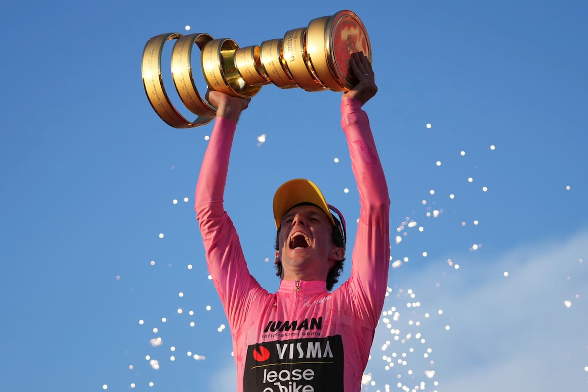 Simon Yates alza el trofeo de campeón del Giro de Italia. //Foto, AP: Alessandra Tarantino