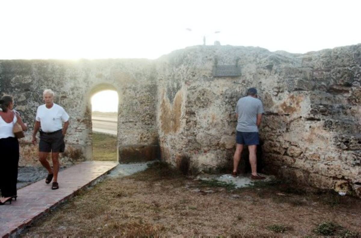 El olor fétido en algunas partes de las murallas, también evidencia que son utilizadas con frecuencia para estas prácticas. JULIO CASTAÑO - EL UNIVERSAL