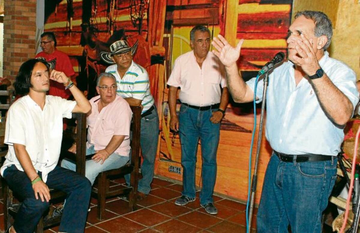 El alcalde de Sincelejo, Jairo Fernández Quessep; Inis Amador Paternina, de la firma organizadora de las Corralejas, y ganaderos durante el lanzamiento de estas fiestas. MANUEL SANTIAGO PÉREZ/ELUNIVERSAL/