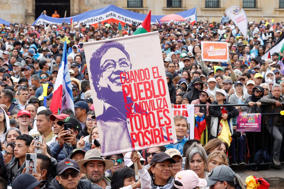 Petro pide salir a las calles para defender el aumento del salario mínimo