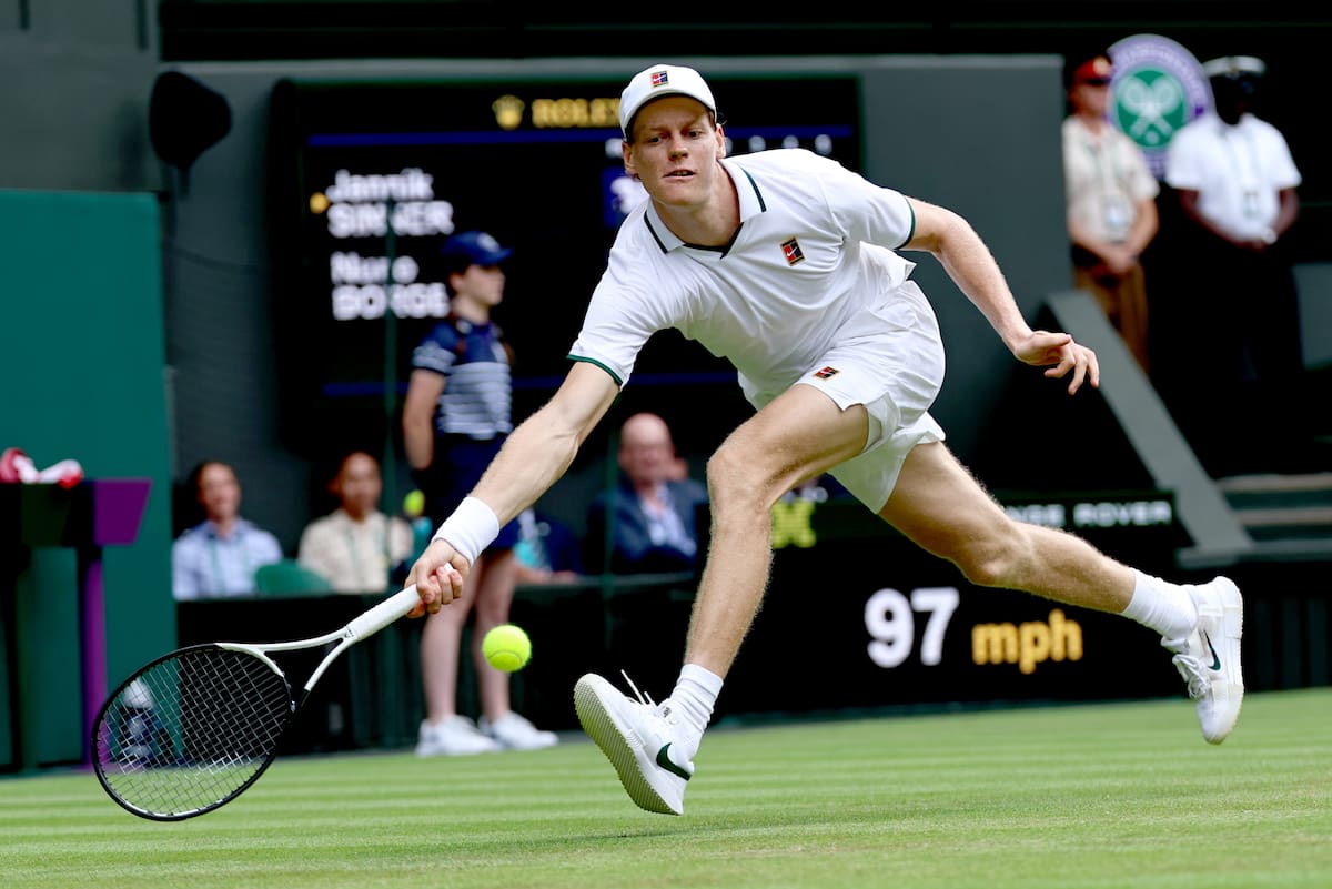 Jannik Sinner supera un duro examen y avanza en Wimbledon. // Foto: EFE/EPA/NEIL HALL.