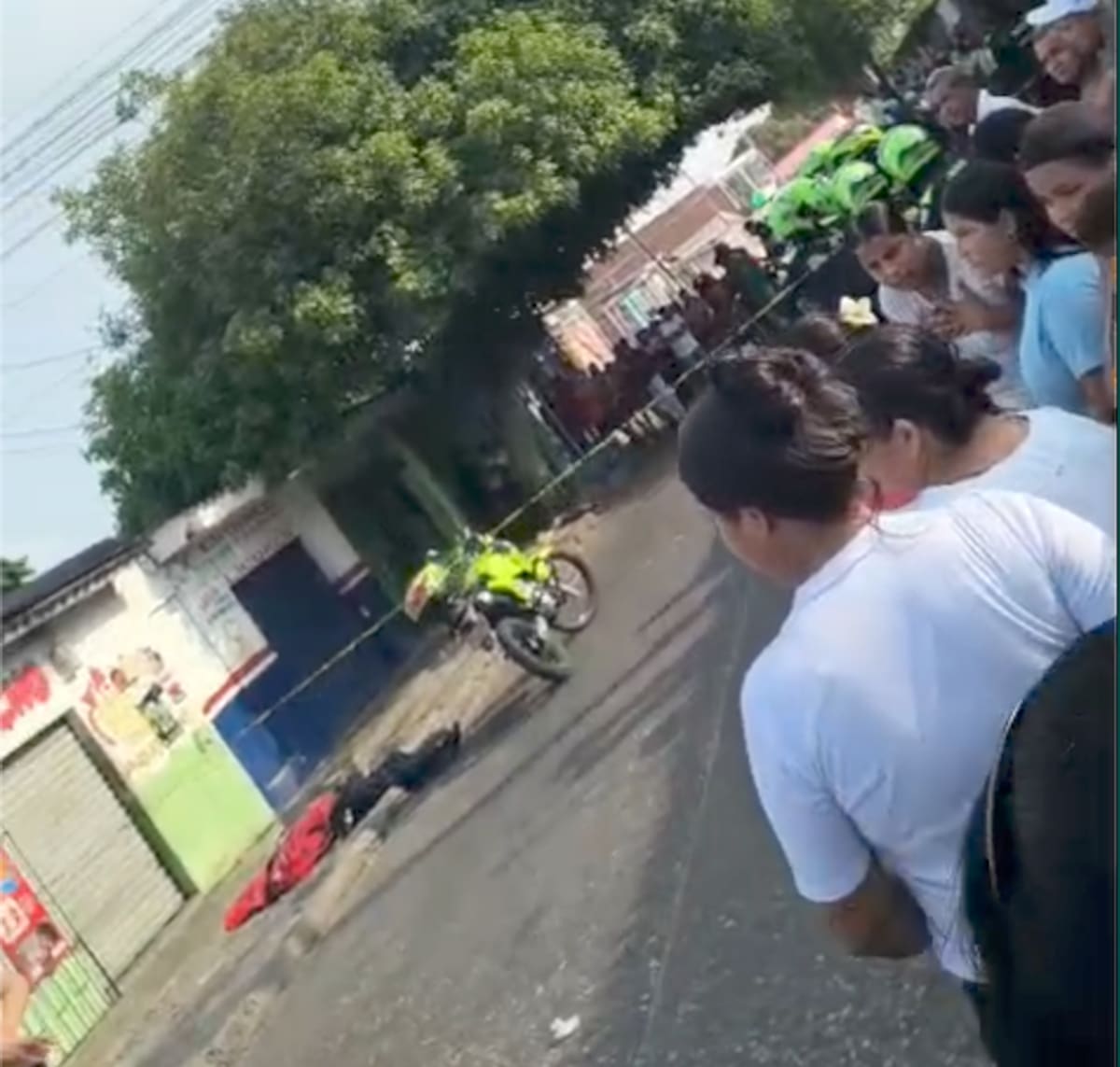Muchos curiosos llegaron hasta el sitio donde este miércoles 8 de abril fue asesinado Juan carlos Gutiérrez, en el barrio carrizal de Barranquilla.//Cortesía Red de Cooperantes.