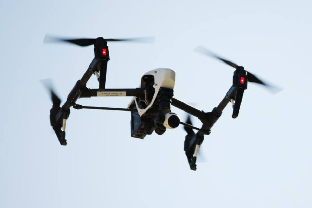 Varios drones domésticos, platillos volantes blancos de ojos luminosos, son los camareros del primer "Dron Café" del mundo. AP