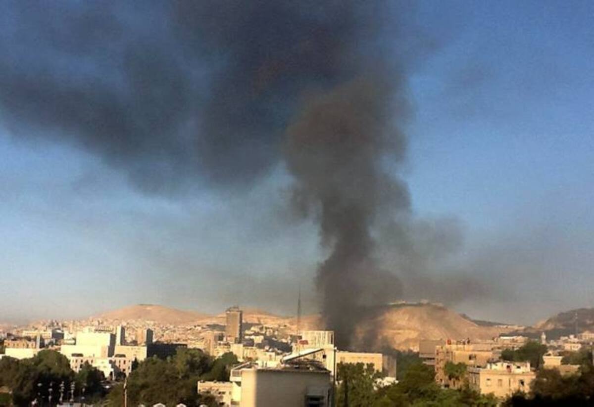 Sendas columnas de denso humo cubrían la capital siria y las ambulancias se apresuraban en llegar hasta el lugar de las explosiones. AFP