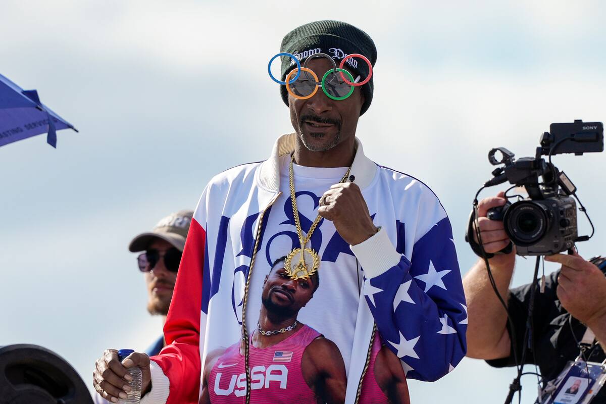 El artista estadounidense Snoop Dogg hace gestos durante las finales de skate parque masculino en los Juegos Olímpicos de Verano de 2024. //AP