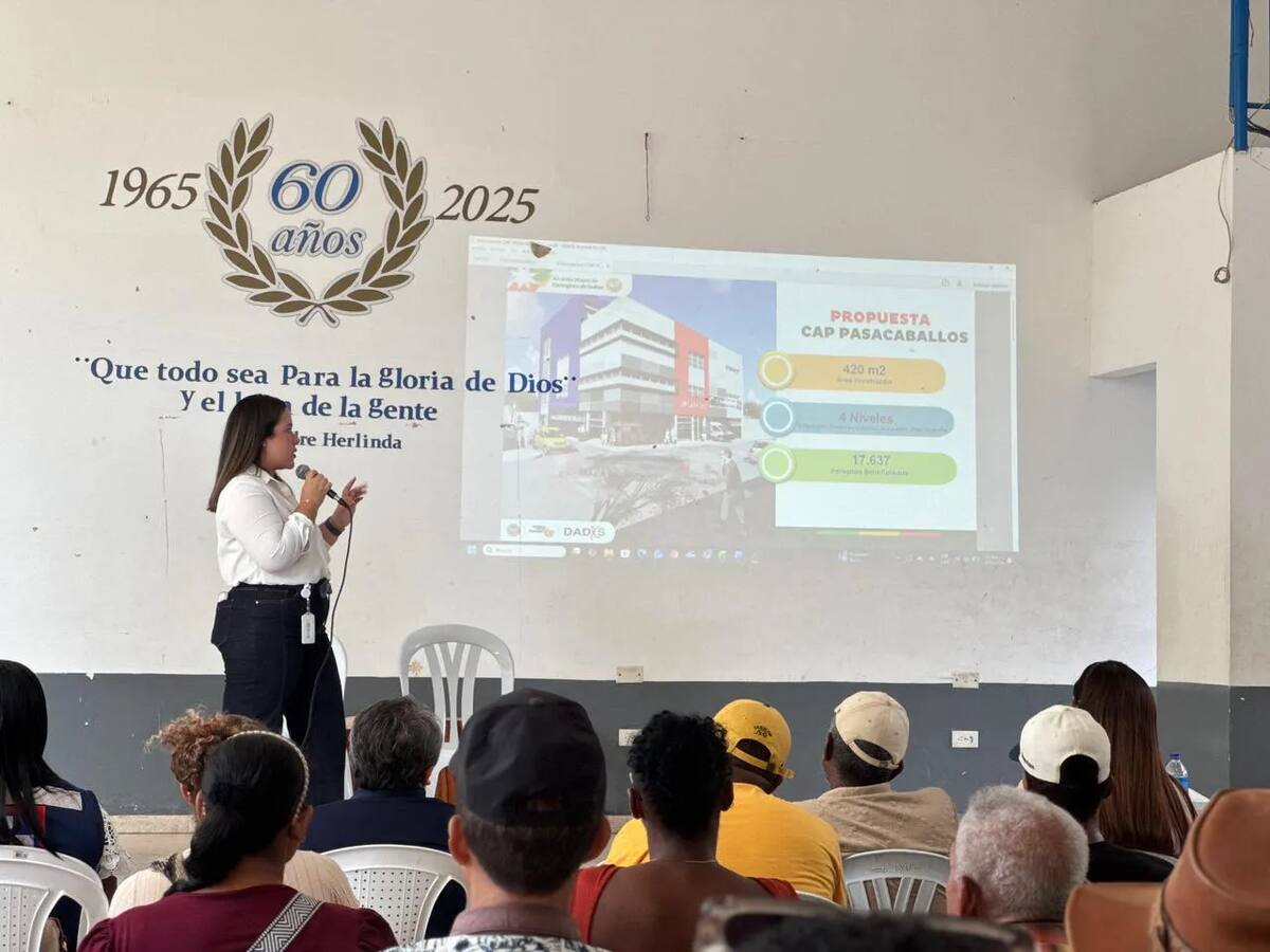 La gerente de la ESE, Sabrina Van-Leenden, explica el proyecto del nuevo hospital de Pasacaballos. // Alcaldía de Cartagena